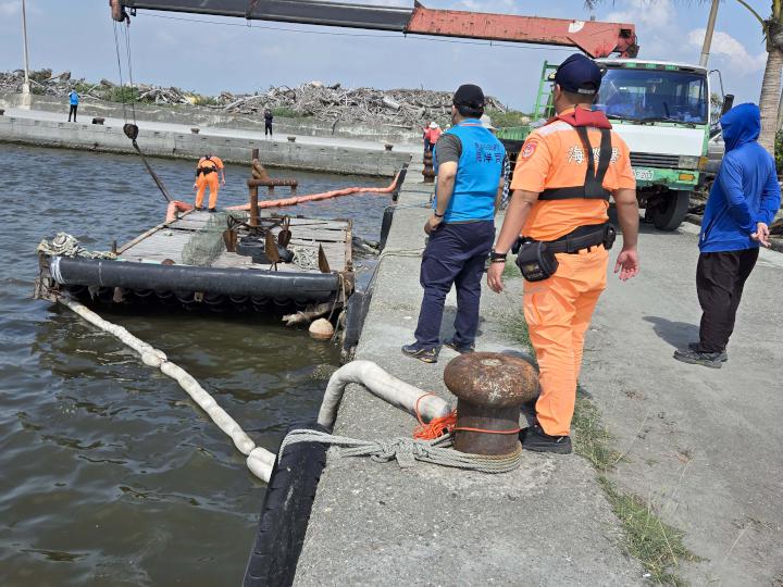 海洋局會同7單位前進林園區中芸、汕尾漁港 模擬演練漁船漏油緊急應變