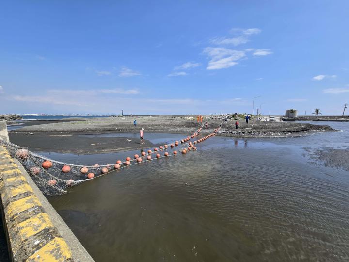 海洋局會同7單位前進林園區中芸、汕尾漁港 模擬演練漁船漏油緊急應變