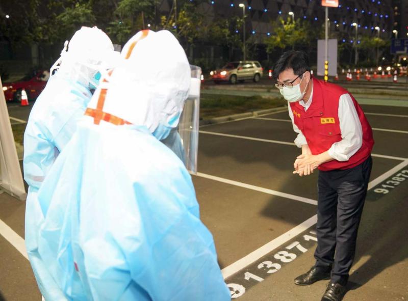 高市府設置4兒童快篩陽性社區採檢站特別門診 陳其邁視察慰勉防疫人員辛勞