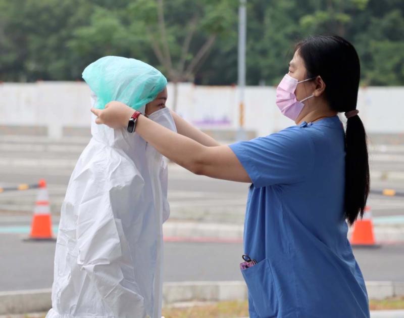 高市府設置4兒童快篩陽性社區採檢站特別門診 陳其邁視察慰勉防疫人員辛勞