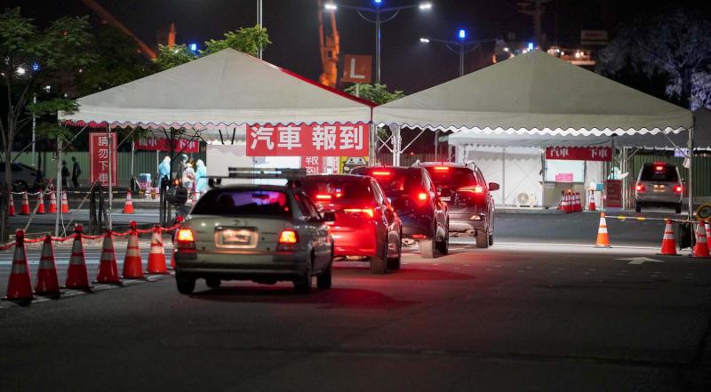 高市府設置4兒童快篩陽性社區採檢站特別門診 陳其邁視察慰勉防疫人員辛勞