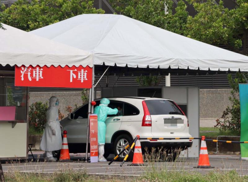 高市府設置4兒童快篩陽性社區採檢站特別門診 陳其邁視察慰勉防疫人員辛勞