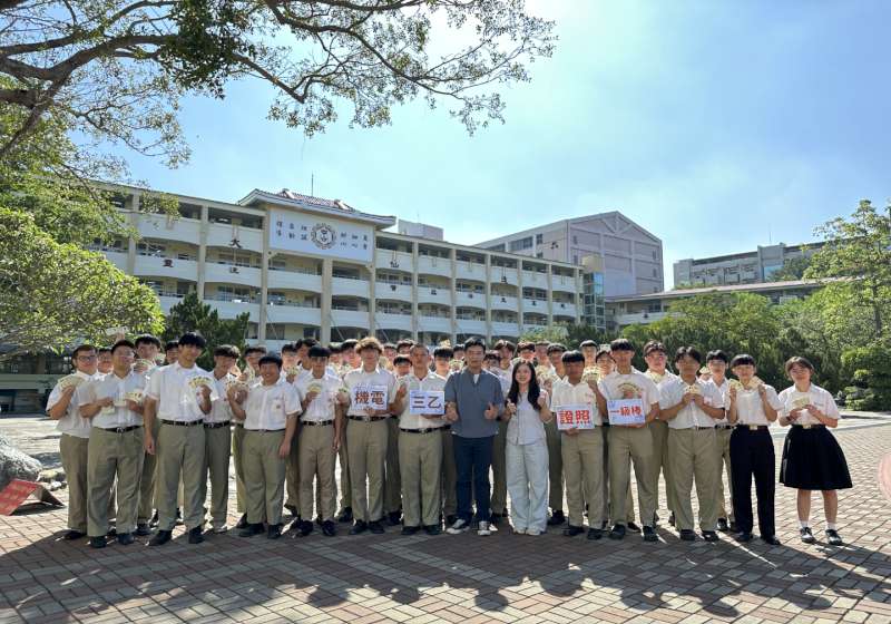 高市中山工商機電科三年乙班40生考取144張乙丙級證照 賴佳勝包辦11張