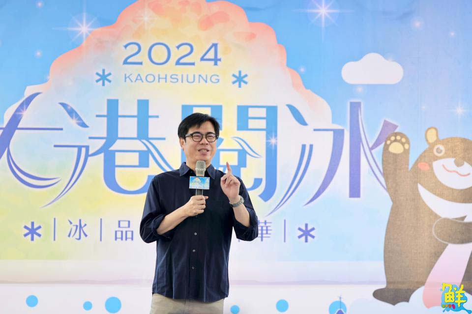 雨神降臨也不減熱情!2024大港閱冰風雨無阻眾人湧入朝聖