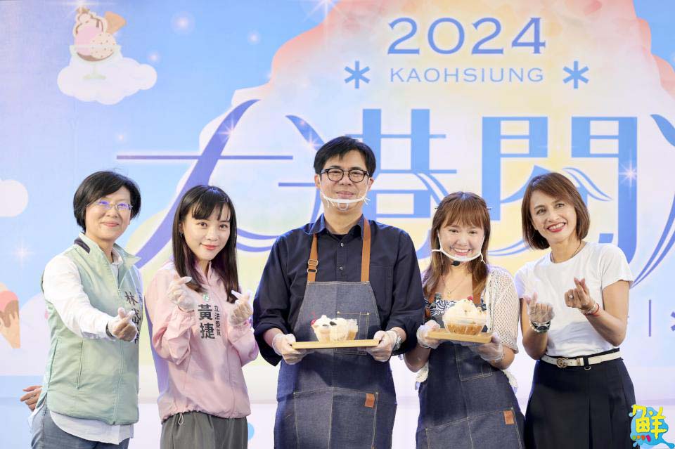 雨神降臨也不減熱情!2024大港閱冰風雨無阻眾人湧入朝聖