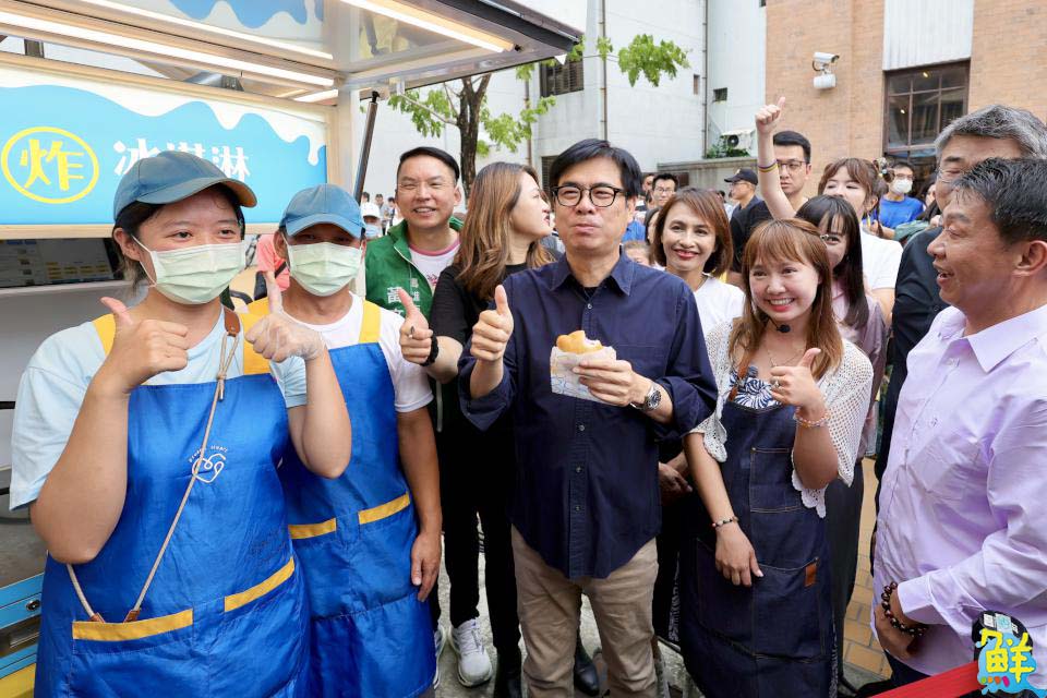 雨神降臨也不減熱情!2024大港閱冰風雨無阻眾人湧入朝聖