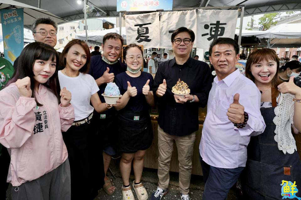 雨神降臨也不減熱情!2024大港閱冰風雨無阻眾人湧入朝聖