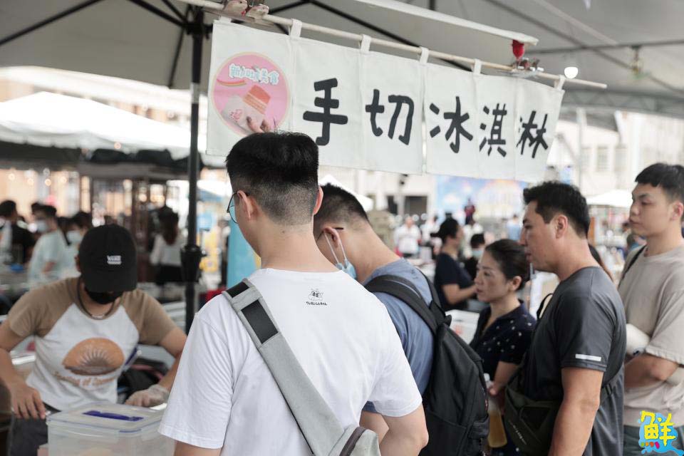 雨神降臨也不減熱情!2024大港閱冰風雨無阻眾人湧入朝聖