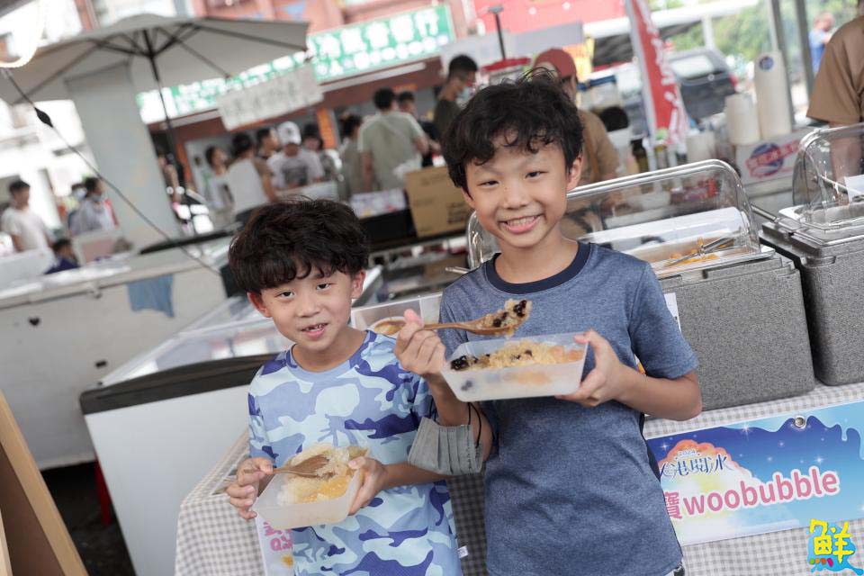 雨神降臨也不減熱情!2024大港閱冰風雨無阻眾人湧入朝聖