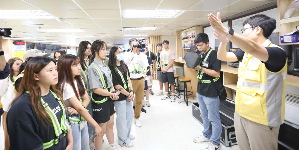 高市青年局職場體驗活動 青年走訪國際機場觀摩航務員工作日常