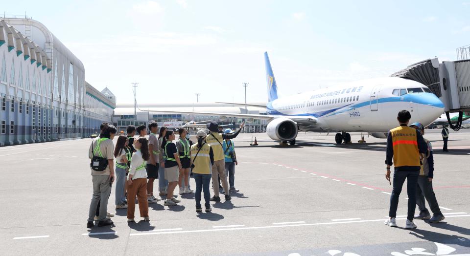 高市青年局職場體驗活動 青年走訪國際機場觀摩航務員工作日常