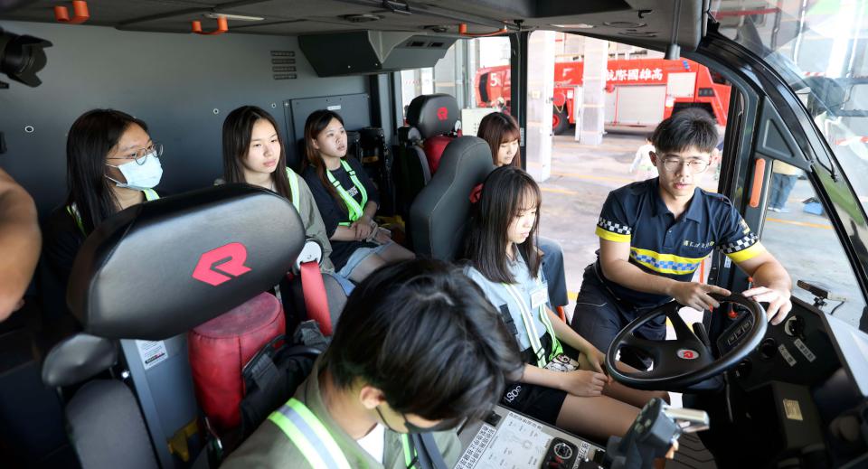 高市青年局職場體驗活動 青年走訪國際機場觀摩航務員工作日常