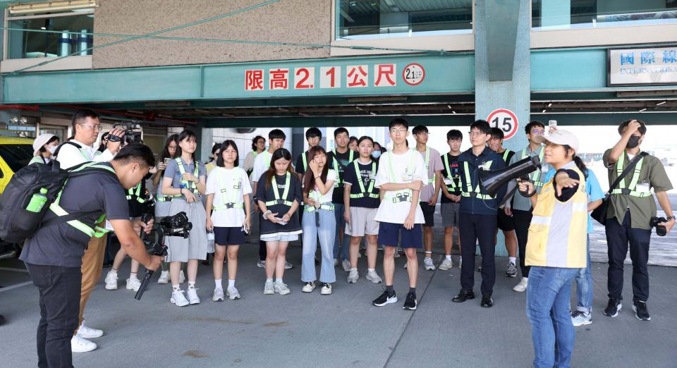 高市青年局職場體驗活動 青年走訪國際機場觀摩航務員工作日常