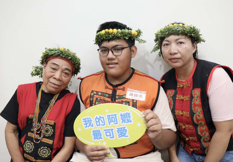 教育局家教中心前進獅甲國中 表揚10組祖孫金像獎三代最像家庭