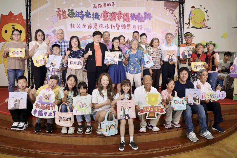 教育局家教中心前進獅甲國中 表揚10組祖孫金像獎三代最像家庭