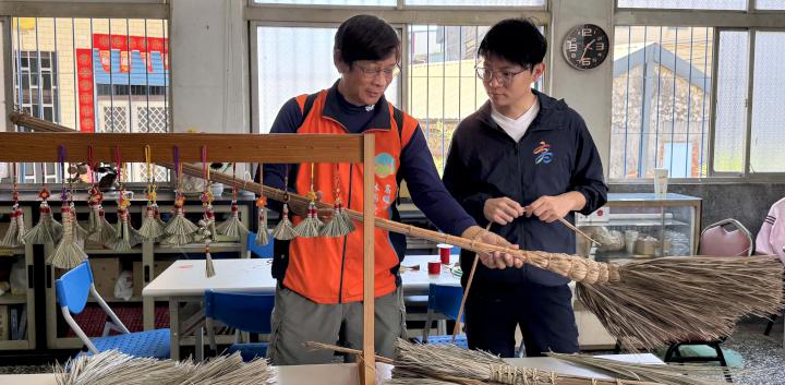青年局山海探險隊第二條踏訪林園林內社區 探索紅樹林生態百年天地掃工藝