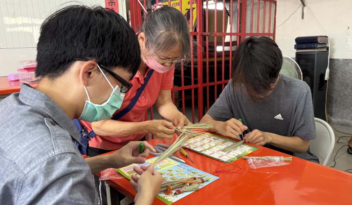 青年局山海探險隊第二條踏訪林園林內社區 探索紅樹林生態百年天地掃工藝