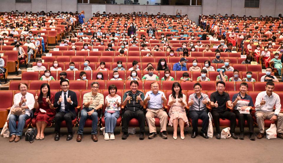 中鋼表揚小港區17所國中小28生 同步頒贈51名得主績優獎學金