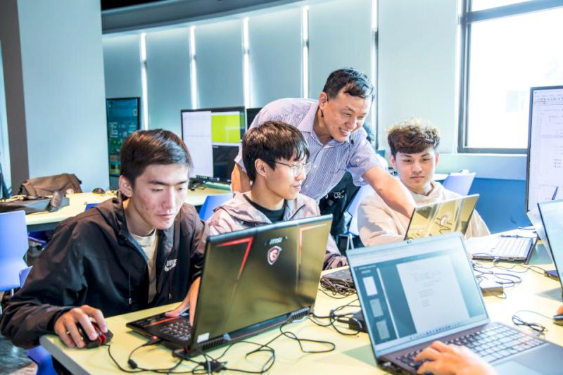 輔英科大力推產學攜手合作計畫2.0 結合高中職開設專班培育智慧環控電機管理人才