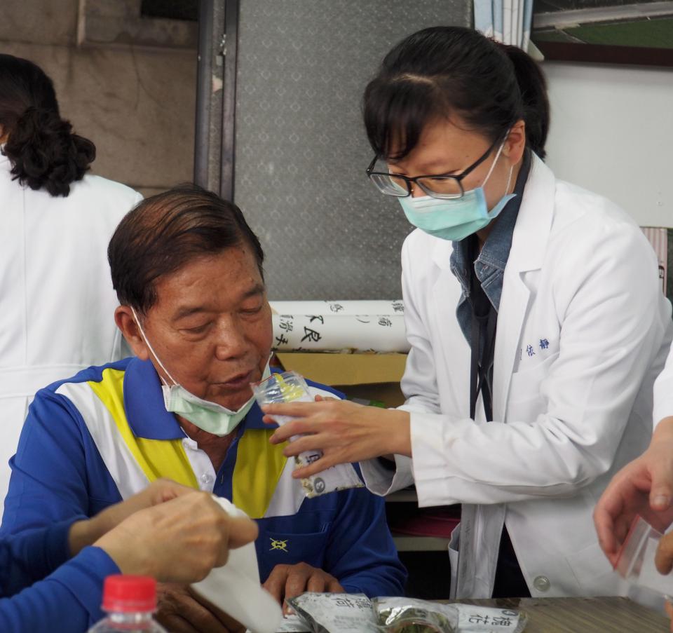 義大學士後中醫、醫學、營養系攜手義大癌治療醫院 前進台南、高雄兩社區義診