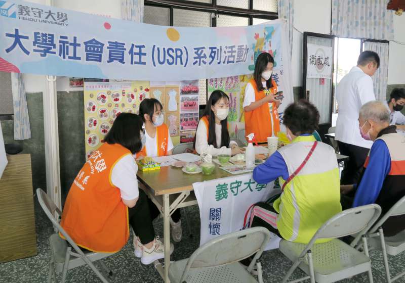 義大學士後中醫、醫學、營養系攜手義大癌治療醫院 前進台南、高雄兩社區義診