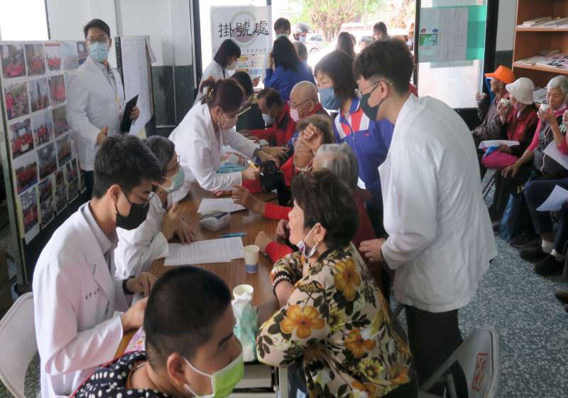 義大學士後中醫、醫學、營養系攜手義大癌治療醫院 前進台南、高雄兩社區義診