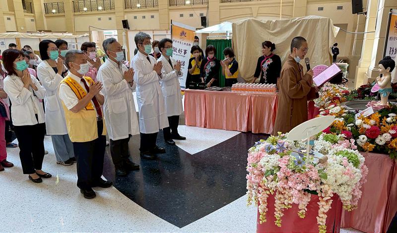 民生醫院攜手佛光山南屏別院 邀病友家屬醫護浴佛寫卡祈願健康平安
