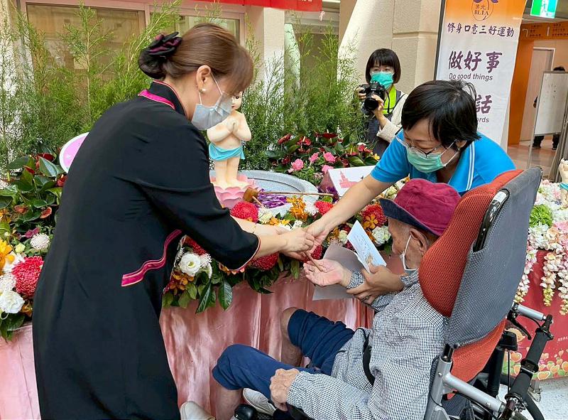 民生醫院攜手佛光山南屏別院 邀病友家屬醫護浴佛寫卡祈願健康平安