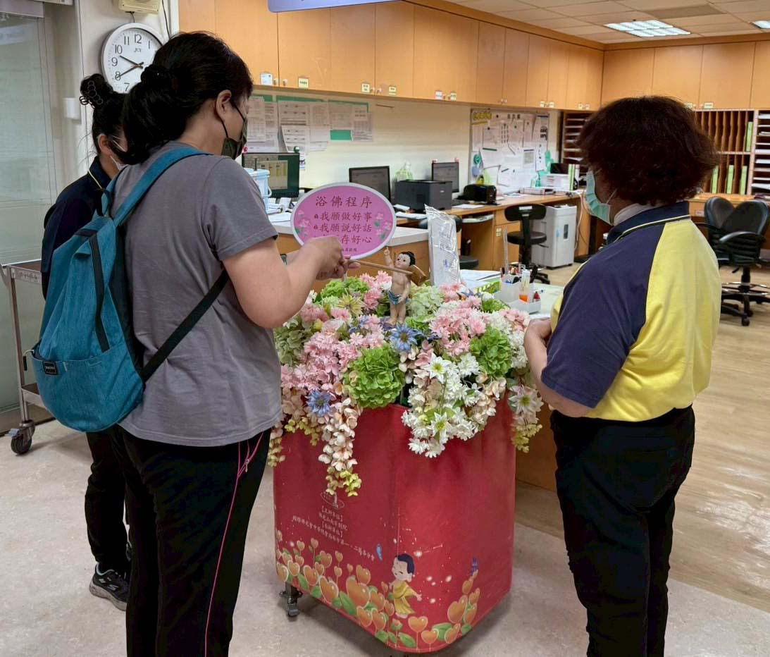 民生醫院攜手佛光山南屏別院 邀病友家屬醫護浴佛寫卡祈願健康平安