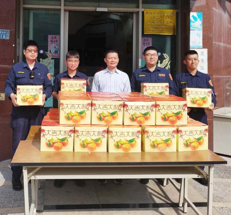 高市議會副議長曾俊傑慰訪三民一分局哈爾濱街派出所 致贈員警福橘賀春節