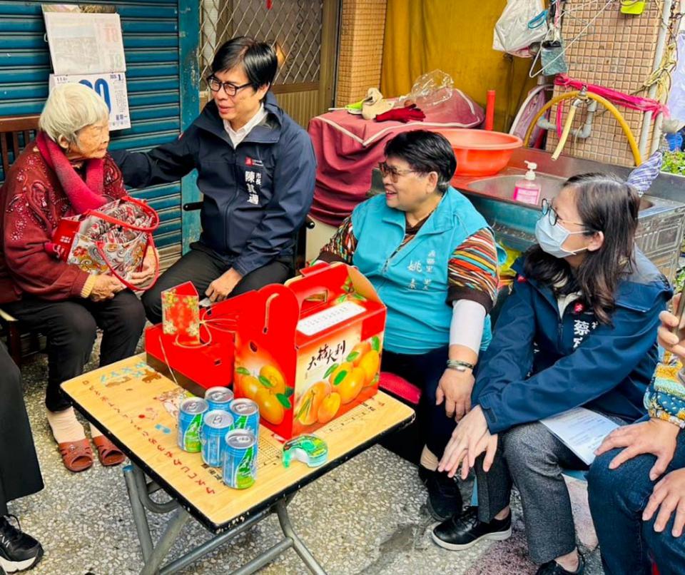 陳其邁慰訪三民、苓雅區獨居婦人 贈禮盒開運紅包禦寒物資祝平安過好年