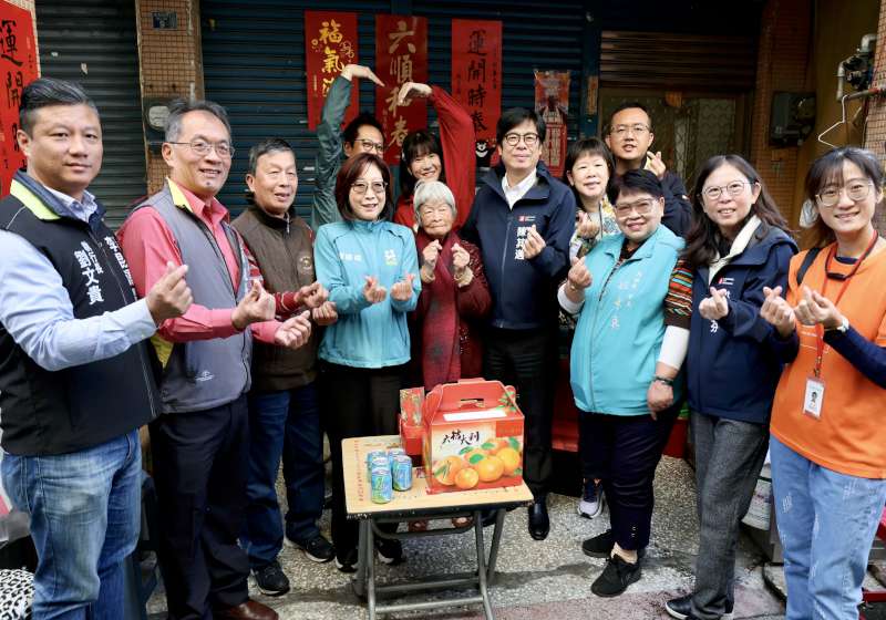 陳其邁慰訪三民、苓雅區獨居婦人 贈禮盒開運紅包禦寒物資祝平安過好年