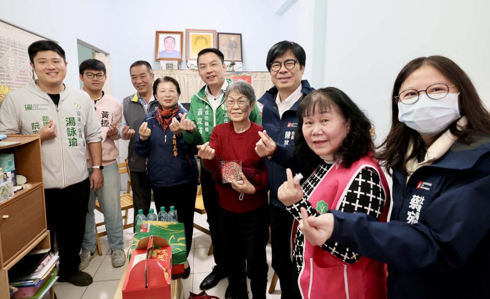 陳其邁慰訪三民、苓雅區獨居婦人 贈禮盒開運紅包禦寒物資祝平安過好年