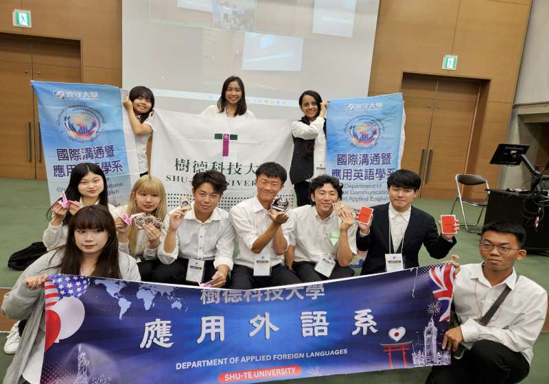 義大國際應英系2生創意桌遊 2024日本世界青年會議獲頒白金獎