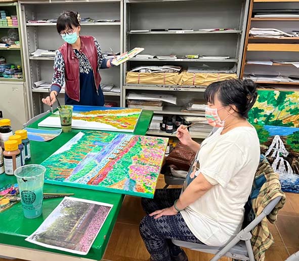六龜高中成立素人畫家培育工作坊 1至2月移師聚寶來及圖書館續辦聯展