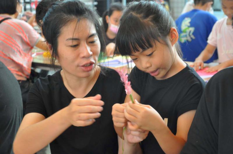 社教館邀手創藝術講師林靜儷 指導親子創作專屬紙雕花藝