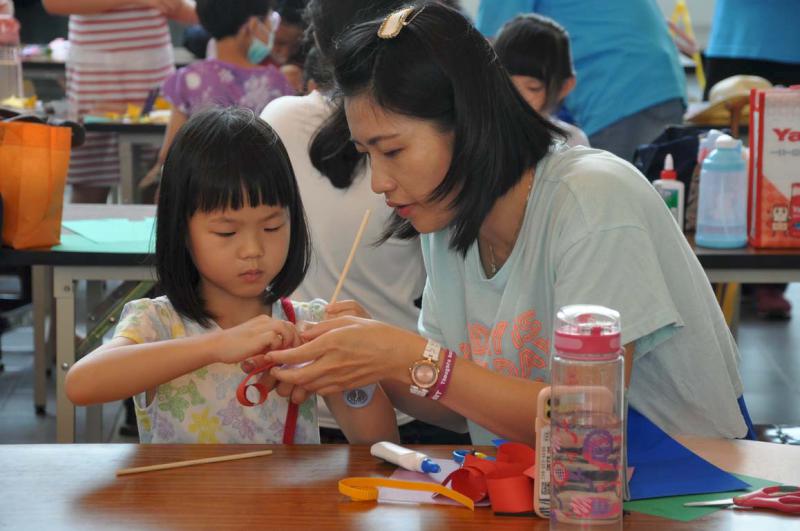 社教館邀手創藝術講師林靜儷 指導親子創作專屬紙雕花藝