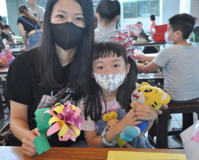 社教館邀手創藝術講師林靜儷 指導親子創作專屬紙雕花藝