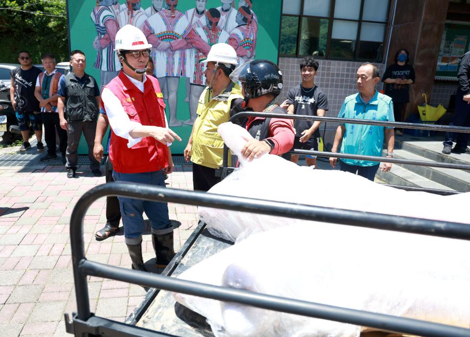 高市府3天配送桃源等3區14里15頭肉豬 陳其邁慰訪桃源區受災戶贈物資