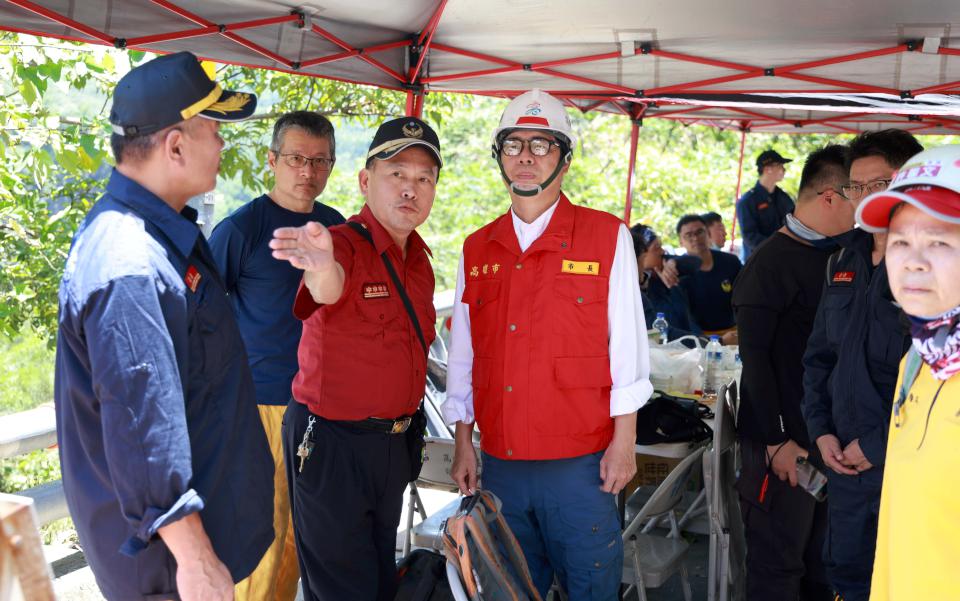 高市府3天配送桃源等3區14里15頭肉豬 陳其邁慰訪桃源區受災戶贈物資