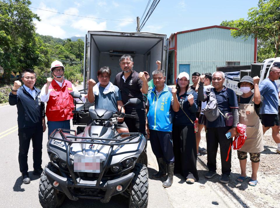 高市府3天配送桃源等3區14里15頭肉豬 陳其邁慰訪桃源區受災戶贈物資
