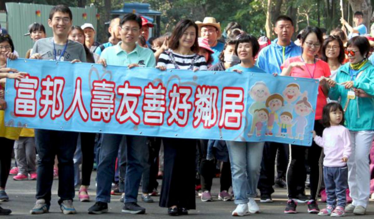 高市觀光局攜手富邦人壽 邀親子健走壽山動物園義賣做公益