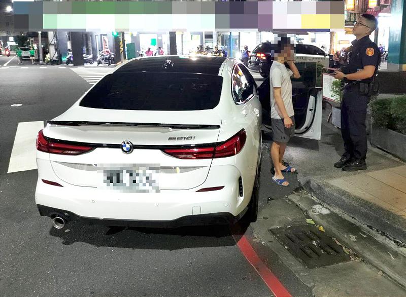 【第296期】高市男車停紅線買牛肉麵 三民二警攔查揪暗藏毒品吸食器