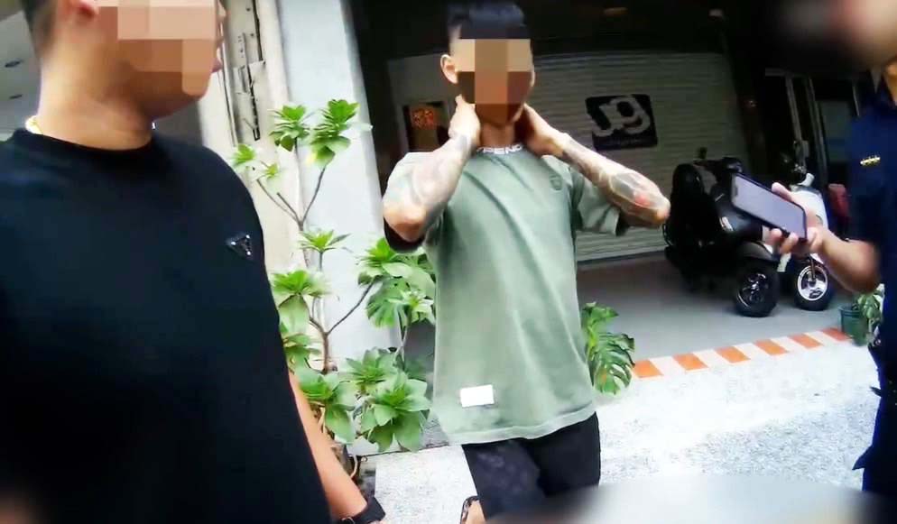 【第296期】高市男車停紅線買牛肉麵 三民二警攔查揪暗藏毒品吸食器