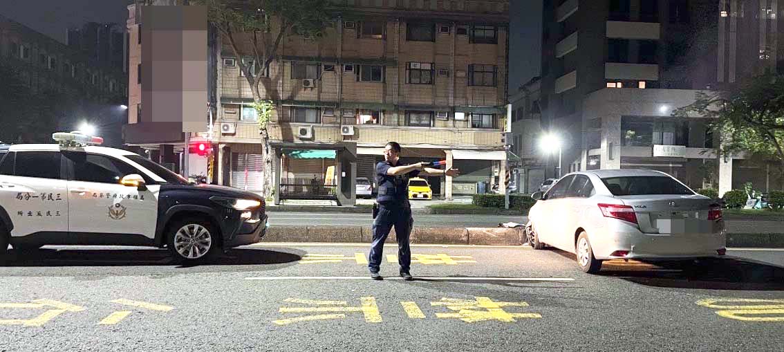 【第296期】高市男車停紅線買牛肉麵 三民二警攔查揪暗藏毒品吸食器