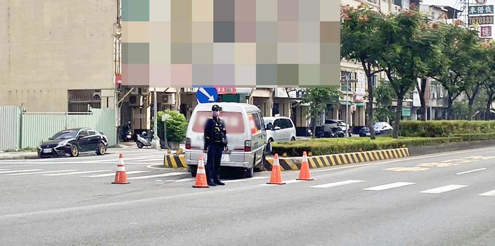 【第296期】高市男車停紅線買牛肉麵 三民二警攔查揪暗藏毒品吸食器