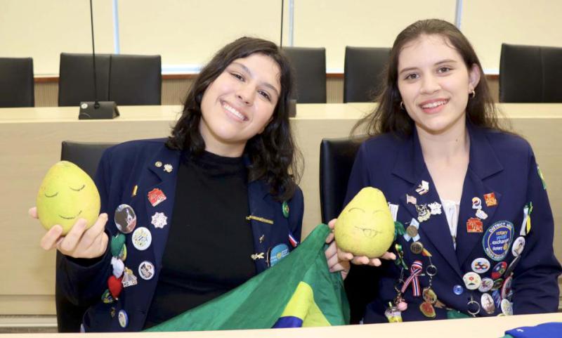 教育局攜手國際扶輪3510地區推青少年交換計畫 9國19生首嘗柚子獲贈中秋禮