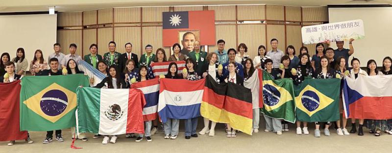 教育局攜手國際扶輪3510地區推青少年交換計畫 9國19生首嘗柚子獲贈中秋禮