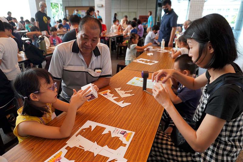 社教館邀阿達實驗室指導逾百名親子 實作照鏡子猜猜猜等三科學實驗遊戲