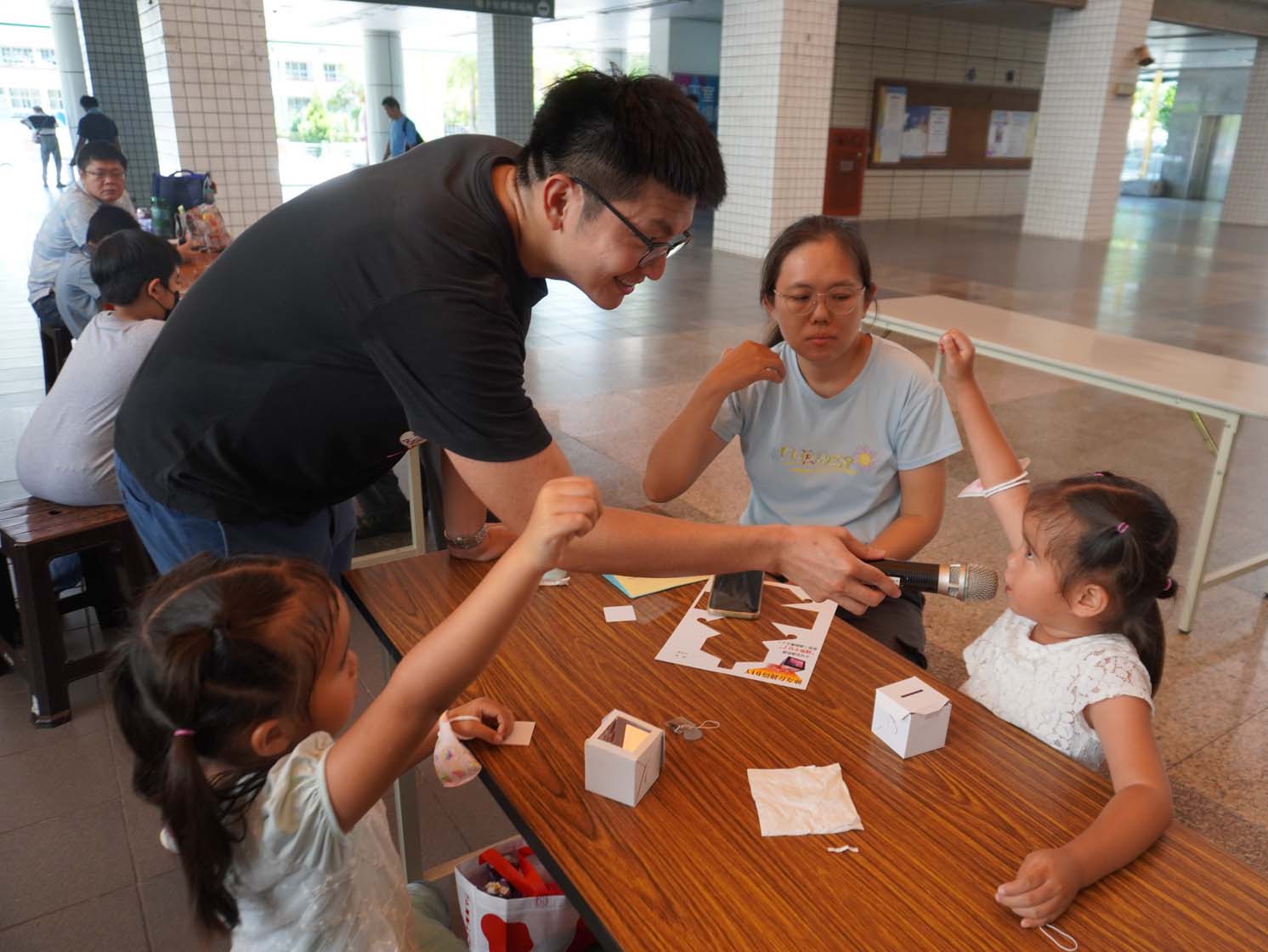社教館邀阿達實驗室指導逾百名親子 實作照鏡子猜猜猜等三科學實驗遊戲